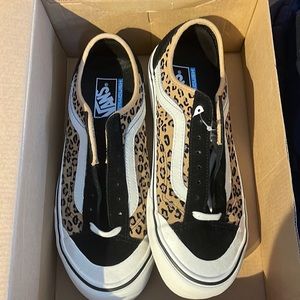 VANS Womens size 9